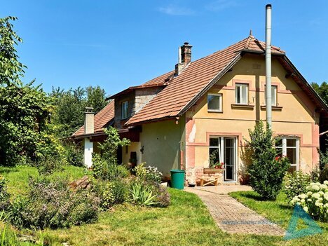 Podkrkonošská usedlost se stodolou a zahradou 2 728 m² – klid přírody, Nová Paka na dosah.