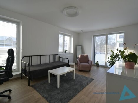 Moderní byt 1+kk s balkonem, parkovacím stáním a kompletním vybavením kuchyně – volný od 1.2.2026