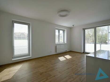 Moderní byt 1+kk s balkonem, parkovacím stáním a kompletním vybavením kuchyně – volný od 01.05.2026